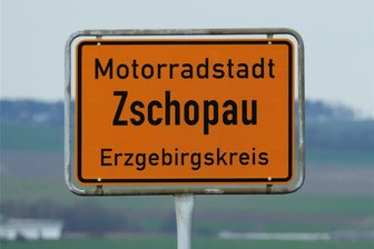 Motorradfahrer in Zschopau schwer verletzt - Zum Unfall kam es auf der Waldkirchener Straße nahe dem Ortsausgang.