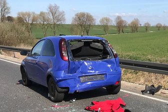 Motorradfahrer kollidiert mit Opel bei Ostrau - Mit Start der Motorradsaison wirde ein Biker bei einem Unfall in Ostrau am Sonntag verletzt.