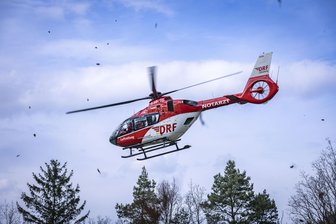 Motorradfahrer ohne Führerschein stürzt in Erzgebirge – Rettungshubschrauber im Einsatz - Nach einem Unfall am Sonntag in Crottendorf musste ein schwer verletzter Motorradfahrer mit dem Hubschrauber abtransportiert werden.