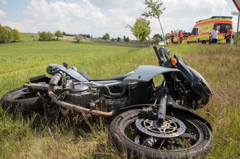 Motorradfahrer prallt gegen Baum und verletzt sich schwer - Ein Motorradfahrer ist am Sonntag in Conradsdorf verunglückt.