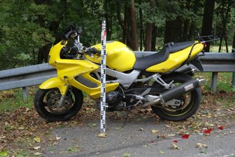 Motorradfahrer schwer verletzt: Unfallflucht im Vogtland ist Thema bei „Kripo live“ - Foto vom beschädigten Motorrad bei der Unfallaufnahme.