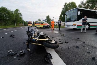 Motorradfahrer schwer verletzt - 