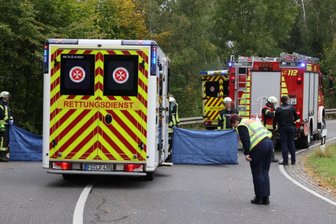 Motorradfahrer stirbt nach schwerem Unfall auf der B 180 bei Flöha – Rettungshubschrauber im Einsatz - Ein tödlicher Unfall ereignete sich am Sonntag gegen 13 Uhr auf der B 180 nahe Flöha.