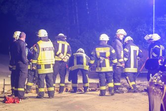 Motorradfahrer stürzt auf Firmengelände in Baugrube -