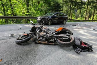 Motorradfahrer und Autofahrerin bei Unfall auf B283 verletzt -