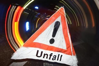 Motorradfahrer und Fußgängerin bei Unfall schwer verletzt -
