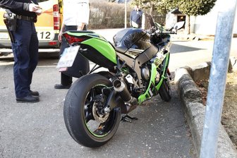 Motorradfahrer verletzt sich durch Sturz - Ein Motorradfahrer ist auf der Limbacher Straße in Röhrsdorf gestürzt