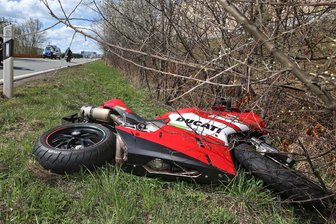 Motorradfahrer wird bei Unfall verletzt - Das Motorrad des verletzten Fahrers.