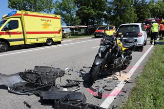 Motorradfahrerin bei Unfall auf B 169 in Stützengrün schwer verletzt - Schwerer Unfall auf der Bundesstraße in Stützengrün: Auto und Motorrad prallen frontal aufeinander.