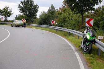Motorradfahrerin bei Unfall auf B 174 schwer verletzt -
