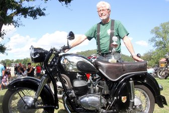 Motorradfan aus Reichenbach holt sich mit der schönsten Hupe den Sieg beim Elsterberger Ruinenhupen - Das Motorrad vom Reichenbacher Schorsch Meyer wurde vor 70 Jahren in Wuppertal gebaut. Ein Journalist hat damals wegen seiner Federung das Motorrad „schwarze Josefine“ getauft.