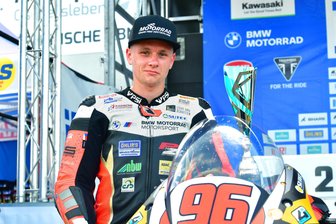 Motorradrennfahrer Moritz Jenkner aus Hohenstein-Ernstthal findet nach schwerem Sturz schnell in die Erfolgsspur zurück - Moritz Jenkner mit einem seiner zwei Oscherslebener Silberpokale.