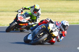Motorradrennsport: Lichtenauer Talent mit gutem Debüt in neuer Klasse - Richard Irmscher (vorn) mischte bei seinem Klassendebüt gleich gut mit.