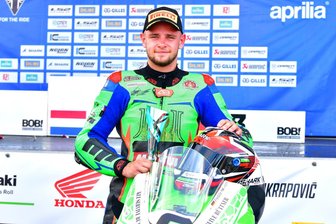 Motorradrennsport: Lunzenauer fährt zweimal auf das Podium - Freddie Heinrich mit einem seiner zwei Pokale von Oschersleben.
