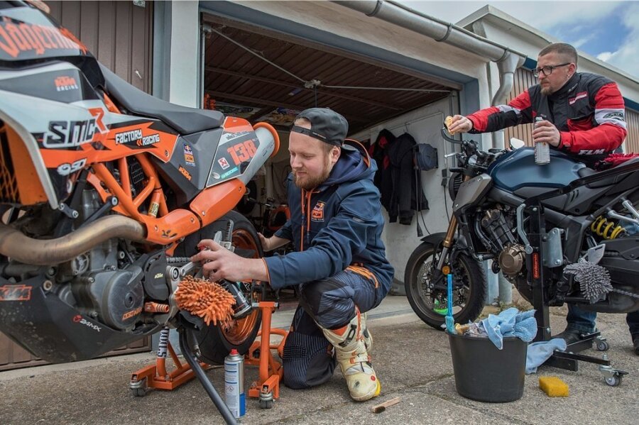Motorradsaison: So gelingt ein sicherer Start - Patrick Böhme (links) und Nico Aurich haben am Sonntag ihre Motorräder fit gemacht, um gut in die neue Saison zu starten. Nico Aurichs (39) Maschine ist eine Honda CB 650 R. Er fährt seit 2014 Motorrad.