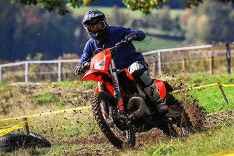 Motorradsport: Alte Liebe flammt wieder auf - Nicolas Cyzba, hier beim Training in Flöha, hat seine Leidenschaft für das Geländefahren wiederentdeckt. In dieser Saison geht er beim Sächsischen Offroadcup und demnächst auch in der Deutschen Enduromeisterschaft an den Start.