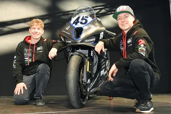Motorradsport: Schnelle Striegistaler Brüder auch auf der Piste wieder vereint - Auf der Motorradmesse in Leipzig präsentierten sich Leon (l.) und Kevin Orgis kürzlich der Öffentlichkeit.