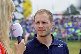 Motorradtalente in Deutschland? Auf der Suche nach der Nadel im Heuhaufen - Stefan Bradl, am Sachsenring für ServusTV am Start, sieht zwingend Handlungsbedarf, was den deutschen Motorradnachwuchs angeht. 