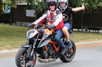 Motorradtour mit dem Förderverein - Daumen hoch! Die Bikertour steht bei den Kindern hoch im Kurs.