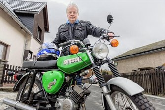 Motorradtreffen im Schloss Augustusburg: Winterbiker macht Schluss und lässt seine Simson in der Garage - Mit der grünen Simson S 50 nahm Jörg Thiele aus Bärenstein seit 2016 an den Wintertreffen im Schloss Augustusburg teil. Fürs Jubiläumstreffen schraubte er an einem AWO-Gespann. Das bleibt nun stehen.