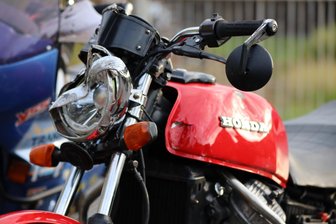 Motorradunfall in Eppendorf: Zwei junge Männer schwer verletzt - Zwei Motorradfahrer sind am Sonntagabend in Eppendorf an einem Unfall beteiligt gewesen.