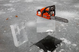 Motorräder auf dem Stausee: So gefährlich ist das Eis an der Kriebsteintalsperre - Am Steg des Marineclubs in Lauenhain war die Eisdecke am Sonntag 24 Zentimeter dick.