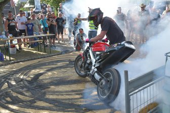 Motorräder, Filmmusik und Feier-Wut: Fünf Tipps für die Woche in Mittelsachsen - An diesem Wochenende rauchen im Klein-Erzgebirge Oederan wieder die Reifen.