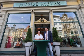 Motorroller, Italien-Urlaub, Dolce vita: Dieses Geschäft hat das schönste Schaufenster in Zwickau - „Mode Meyer“ am Zwickauer Hauptmarkt: Inhaber Marcus Dehmer und Mitarbeiterin Senta Zipfel freuen sich über den Sieg im Schaufensterwettbewerb.