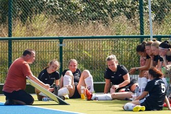Motors Kampfansage an die Liga - Meeranes Trainer Mirko Götz (links) ist fest von der Leistungsstärke seiner Spielerinnen überzeugt. 