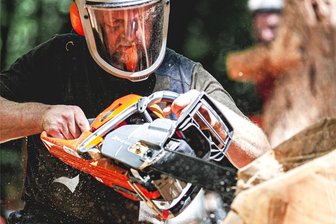 Motorsägen-Challenge: Revierförster Uwe Hempel schnitzt sogar eine Leiche aus Holz - Uwe Hempel bei den „Motorsägen Masters“ in Aktion. Eine Woche lang wurde im Hunsrück in Rheinland-Pfalz gedreht.