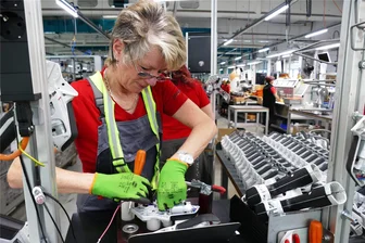 Motorsägen-Weltmarktführer Stihl investiert Millionen im Erzgebirge - Mogatec-Mitarbeiterin Ramona Grützmacher im Drebacher Ortsteil Grießbach bei der Montage eines Gehölzschneiders.