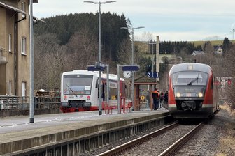 Motorschaden und Unfälle: Erzgebirgsbahn überbrückt Engpass mit Leihfahrzeug - Zugkreuzung in Pockau-Lengefeld. Der Triebwagen links wurde von der City-Bahn angemietet und fährt nun auf der Flöhatalbahn.