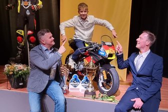 Motorsport: Auszeichnung öffnet jungem Erzgebirger neue Türen - Mit Robin Siegert freuten sich auch die Trainer Kai Dombrowski (links) und Christoph Seifert vom ORC Hilmersdorf über die Auszeichnung.