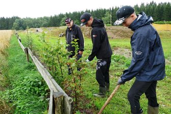Motorsport im Einklang mit der Natur: Wie sich der Off-Road-Club Hilmersdorf für die Umwelt stark macht - Unter Anleitung von Heribert Magg kümmern sich mit Kenny Riedel und Sky Dombrowski (von links) zwei Nachwuchsfahrer des ORC Hilmersdorf um eine der neuen Hecken.