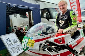 Motorsport im Erzgebirge: Warum einem Vogtländer am Zschorlauer Dreieck das Herz aufgeht - Stefan Tennstädt aus Rodewisch mit einem DDR-Eigenbau: Die OZ 250 des Baujahrs 1980 hegt, pflegt und fährt der ehemalige DDR-Meister mit viel Herzblut.