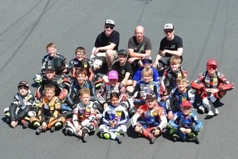 Motorsport: Mit welchen Mitteln die Talenteschmiede des AMC Sachsenring aus Hohenstein-Ernstthal bundesweit punktet - Ronny Heinrich (hinten Mitte) mit seinen Trainerkollegen und seinen Renn-Kids vom AMC Sachsenring.