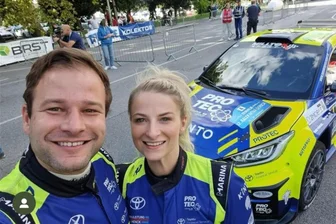 Motorsport: Philip Geipel aus Plauen und seine Co-Pilotin Katrin Becker holen Rallye-Titel - Philip Geipel (links) und seine Co-Pilotin Katrin Becker in Slowenien.
