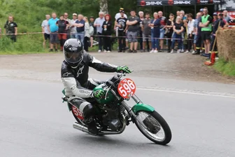 Motorsport: Premiere des Oberschaarpreises begeistert Classic-Fans - Bei dem von ihm selbst initiierten Oberschaarpreis, der bei seiner Premiere ein großes Publikum anlockte, wollte Harry Teucher unbedingt selbst an den Start gehen.