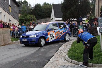 Motorsport: Rallye Grünhain biegt auf die 20. Runde ein - Schon 2017 gehörte ein Rundkurs in der Klosterstadt zur Rallye Grünhain. So ist es auch bei der 20. Auflage kommenden Sonnabend. Andreas Schramm bringt dabei erneut seinen VW Polo GTI an den Start. Foto: Anna Neef/Archiv