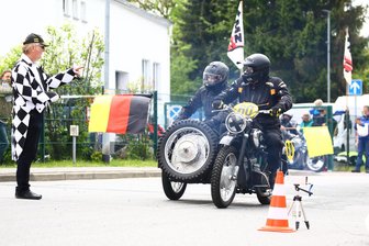 Motorsport-Raritäten in Aktion: Zschopauer Classic erlebt gelungenes Comeback - Nico Siegel und Sohn Colin traten auf einem historischen BK-Gespann zum Bergrennen an.