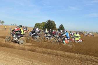 Motorsport-Spektakel an der sächsisch-thüringischen Grenze: Stoppelcross Zumroda zieht Fahrer und Fans an - Im vorigen Jahr fand das Stoppelcross Zumroda bei herrlichem Herbstwetter statt.