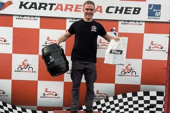 Motorsport: Treuener Newcomer fährt mit seiner KTM in Tschechien auf das Podest - Einmal Lächeln bitte: Tim Tröbst aus Treuen hatte lange nicht mehr so viel Spaß "auf dem Bock". Der sonst in der Supermoto-IDM beheimatete Motorsportler gewann in Cheb auf seiner KTM Bronze im Pivni-Skaut-Cup (Street-Klasse).