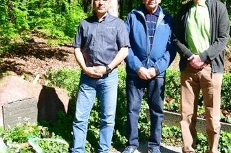 Motorsportclub ehrt verunglückte Fahrer - Olsen Hänel, Bernd Riedel und Wolfgang Paternoga (v. l.) legen am Guthriestein Gebinde nieder.