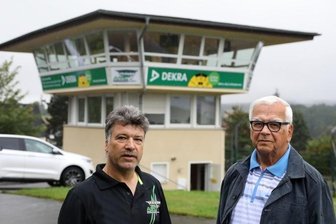 Motorsportclub gibt seit 30 Jahren Vollgas - Der erste Vorstandsvorsitzende des AMC, Bernd Riedel (rechts) und der aktuelle Vereinschef, Olsen Hänel, arbeiten noch heute eng zusammen. Sie haben ein Stück Sachsenring-Geschichte mitgeschrieben. 