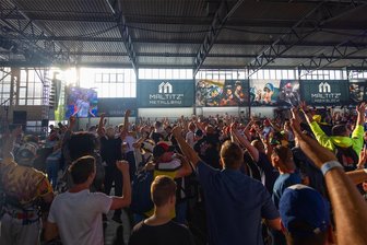 Motorsportfans fieberten am Sachsenring auch beim Fußball mit und hatten viel zu diskutieren - Da war die Fußballwelt noch in Ordnung: Jubel über den 1:1-Ausgleich beim Public Viewing in der Karthalle.