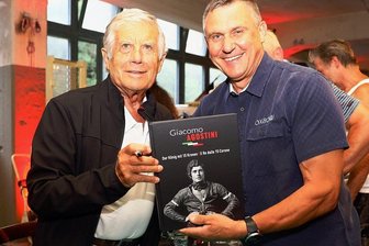 Motorsportlegende Giacomo Agostini in Zschopau zu Gast - Mike Heydenreich (r.), Enduro-Mannschafts-Junioren-Weltmeister von 1987, dessen Autogramme am Donnerstag im Deutschen Enduro Museum in Zschopau gleichfalls begehrt waren, ließ sich das neue Buch Giacomo Agostinis auch gleich vom Weltstar signieren. 