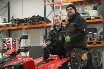 Motorsportler aus Hartha machen gemeinsame Sache - Christian Quosdorf (l.) und Stephan Schäfer freuen sich gemeinsam über die exzellenten Bedingungen, die den Motorsportfreunden jetzt zur Verfügung stehen.