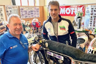 Motorsportler treffen mit Jubiläumsprogramm Nerv des Publikums - Markus Reiterberger mit Aues Clubchef Rainer Pommer an einer historischen Kreidler-Rennmaschine.
