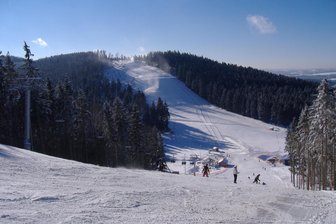Motorsportspektakel in der Skiwelt Schöneck: 1000 PS-Autos rasen den Hang hinauf - Am Sessellift ist am Samstag kein Skibetrieb, da am Streugrüner Hang (hinten) das Ice King Battle steigt.