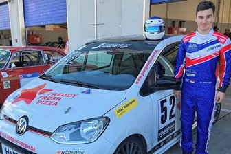Motorsporttalent aus dem Erzgebirge steigt vom Kart in den Tourenwagen um - Am vorläufigen Ziel seiner Träume: Maxim Felix Dacher hat den Umstieg vom Kart- in den Automobilsport geschafft. Der 16-jährige Schwarzenberger darf sich ab Ende April im Tourenwagen-Junior-Cup beweisen.